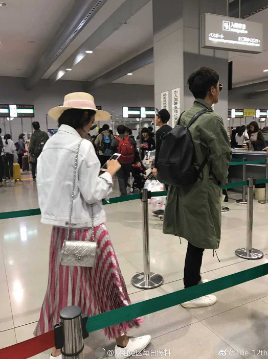张若昀唐艺昕日本度假 牵手甜蜜逛街